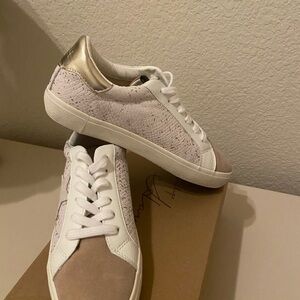 Vintage Havana Sz 7 1/2 Kaya White and Gold Sneakers